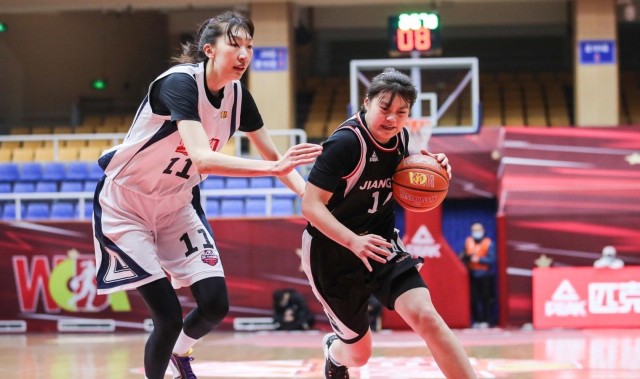 场均轰19+6！中国女篮又一21岁1米88新星崛起：转型接班黄思静？